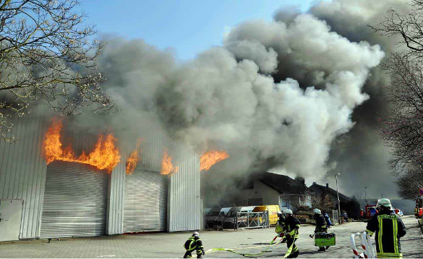 Brand in der Industriehalle in Vimbuch (2012)