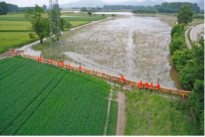 Errichteter Schutz beim Hochwasser in Oberbruch (2013)