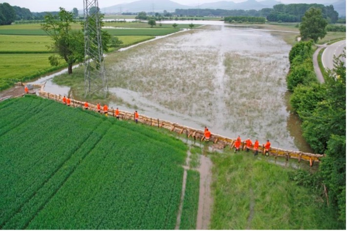 Unsere Geschichte Errichteter Schutz beim Hochwasser in Oberbruch (2013)