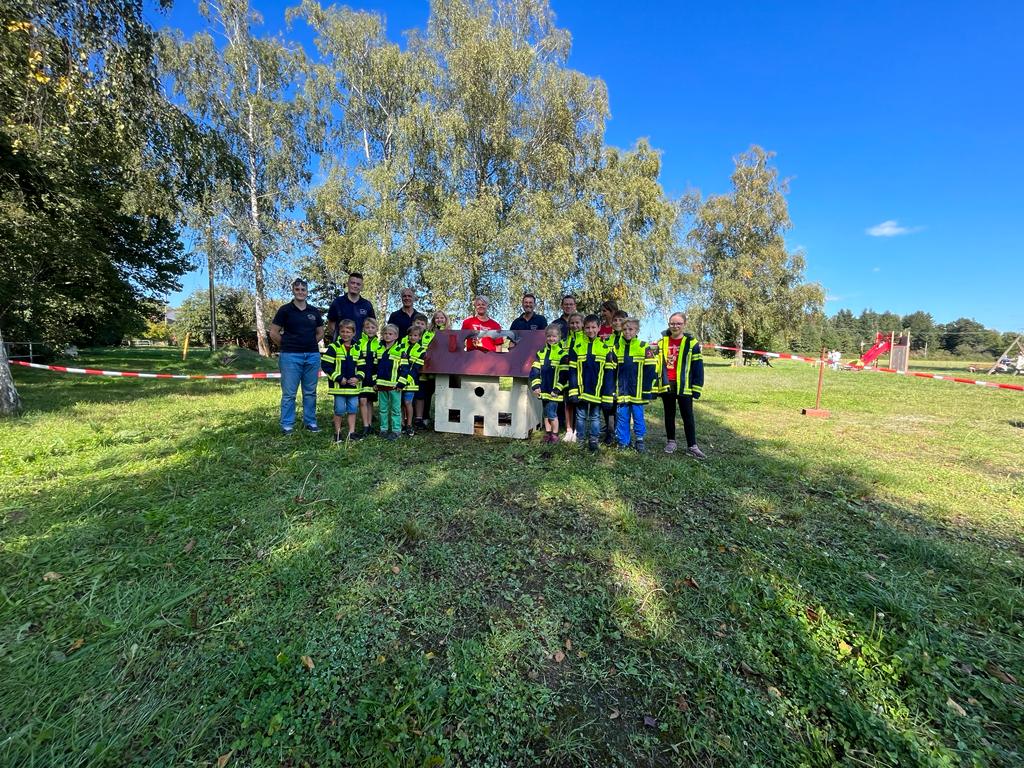Mehr über den Artikel erfahren Vorführung der Kinderfeuerwehr beim Herbstfest: Ein beeindruckender Löschangriff