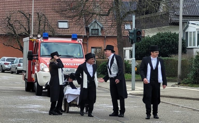 Absperrdienst beim Mooser Fastnachtsumzug Absperren Fastnachtsumzug Moos