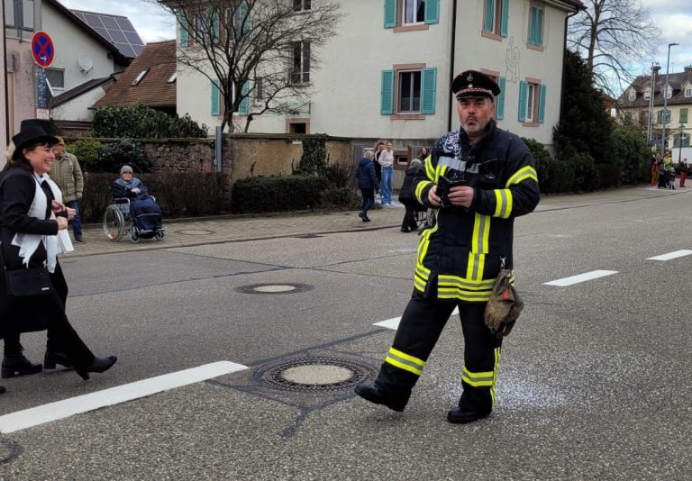 Absperrdienst beim Mooser Fastnachtsumzug Absperren Fastnachtsumzug Moos