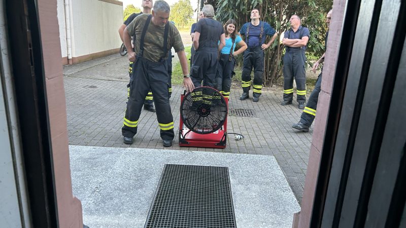 Übungsabend in Oberbruch: Effektives Entrauchen mit dem Überdruck-Lüfter